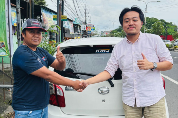 Customer konsultasi dengan sales